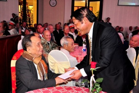 Ông Nguyễn Bá Thanh trong một lần tặng quà mừng năm mới cho người cao tuổi (ảnh: Dân trí) Ông Nguyễn Bá Thanh trong một lần tặng quà mừng năm mới cho người cao tuổi (ảnh: Dân trí)