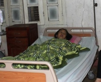 Cháu Phương Anh hiện đã tỉnh táo và giao tiếp được với mọi người (ảnh: LÊ PHƯƠNG) Cháu Phương Anh hiện đã tỉnh táo và giao tiếp được với mọi người (ảnh: LÊ PHƯƠNG)