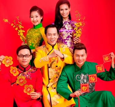 PGS.TS Huỳnh Văn Sơn (ở giữa, áo vàng): Ảnh:NVCC