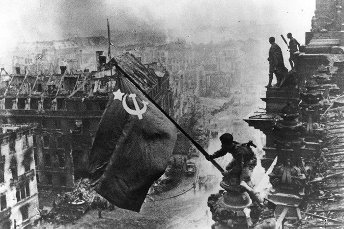 Hồng quân Liên Xô cắm cờ chiến thắng trên nóc nhà quốc hội Đức. Ảnh Internet