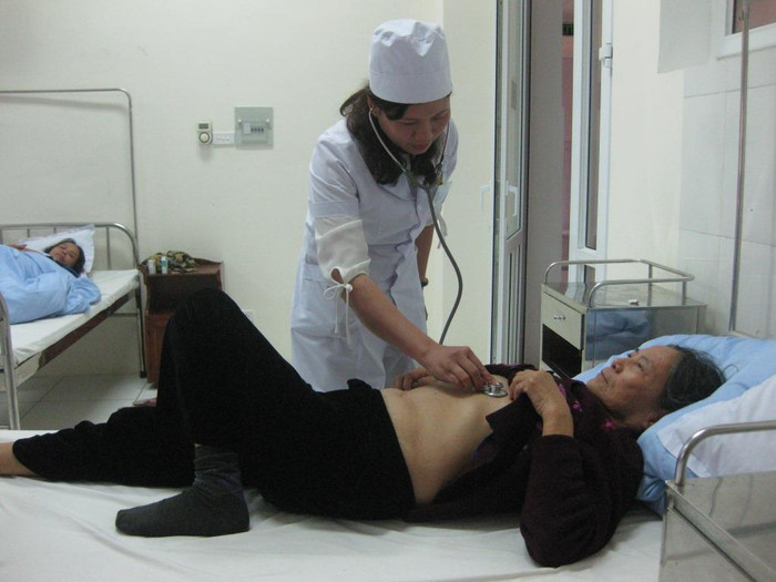 Bác sĩ Nguyễn Thị Tự khám bệnh cho bệnh nhân cao tuổi. Ảnh Đức Thiện Bác sĩ Nguyễn Thị Tự khám bệnh cho bệnh nhân cao tuổi. Ảnh Đức Thiện