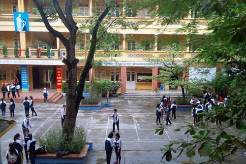 Sân trường Trung học cơ sở Ba Đình giờ ra chơi. Ảnh Xuân Trung Sân trường Trung học cơ sở Ba Đình giờ ra chơi. Ảnh Xuân Trung