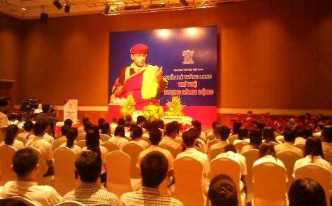 Đức Pháp Vương Gyalwang Drukpa trong buổi tọa đàm “Tuổi trẻ: Trí tuệ và Hành động” (ảnh: THỤY MIÊN). Đức Pháp Vương Gyalwang Drukpa trong buổi tọa đàm “Tuổi trẻ: Trí tuệ và Hành động” (ảnh: THỤY MIÊN).