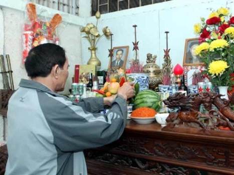 Phong tục thờ cúng tổ tiên của người Việt trong dịp Tết Nguyên Đán (ảnh: Internet) Phong tục thờ cúng tổ tiên của người Việt trong dịp Tết Nguyên Đán (ảnh: Internet)