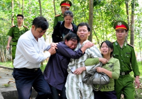 Ông Nguyễn Thanh Chấn trở về nhà sau 10 năm ngồi tù oan sai (ảnh: Báo Đời sống và Pháp luật). Ông Nguyễn Thanh Chấn trở về nhà sau 10 năm ngồi tù oan sai (ảnh: Báo Đời sống và Pháp luật).
