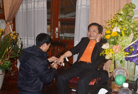 Ông Thuyết được tiêm thuốc điều trị tai biến tại gia đình (ảnh: Linh Chi) Ông Thuyết được tiêm thuốc điều trị tai biến tại gia đình (ảnh: Linh Chi)