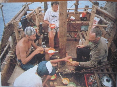 Cuộc sống sinh hoạt của các nhà thám hiểm trên bè (ảnh tư liệu)