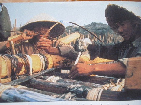 Bè được làm bằng tre luồng, buộc bằng nguyên liệu dây mây (ảnh tư liệu)