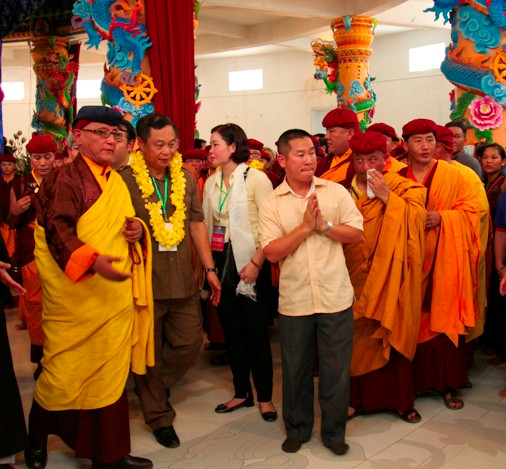 Đức Pháp Vương Gyalwang Drukpa cùng 76 thượng tọa đại đức tăng ni Truyền thừa Drukpa có mặt tại Đại Bảo Tháp Mandala Tây Thiên (ảnh: MINH TÂM)