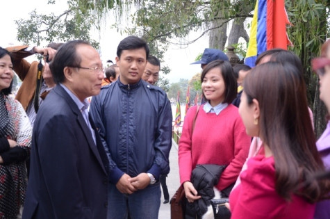 Bộ trưởng Hoàng Tuấn Anh lắng nghe ý kiến của người dân về lễ hội tại khu di tích Tây Thiên (ảnh: Sỹ Liêm) Bộ trưởng Hoàng Tuấn Anh lắng nghe ý kiến của người dân về lễ hội tại khu di tích Tây Thiên (ảnh: Sỹ Liêm)