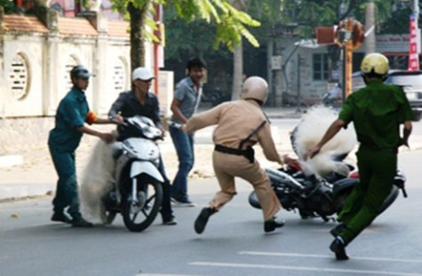 Công an Thanh Hóa từng áp dụng thử biện pháp dùng lưới vây bắt "quái xế" (ảnh: Dân trí). Công an Thanh Hóa từng áp dụng thử biện pháp dùng lưới vây bắt "quái xế" (ảnh: Dân trí).