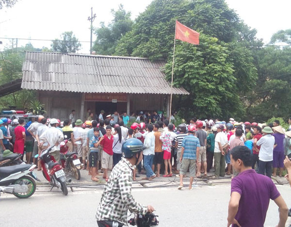 Người dân tụ tập bên ngoài nhà Công an khu vực Quốc lộ 70, được cho là nơi tạm giữ hung thủ. Ảnh: Võ Hải/Vnexpress.net. Người dân tụ tập bên ngoài nhà Công an khu vực Quốc lộ 70, được cho là nơi tạm giữ hung thủ. Ảnh: Võ Hải/Vnexpress.net.