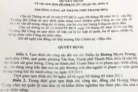 Quyết định đình chỉ công tác đối với thiếu úy Hoàng Mạnh Trung (ảnh XUÂN QUANG) Quyết định đình chỉ công tác đối với thiếu úy Hoàng Mạnh Trung (ảnh XUÂN QUANG)