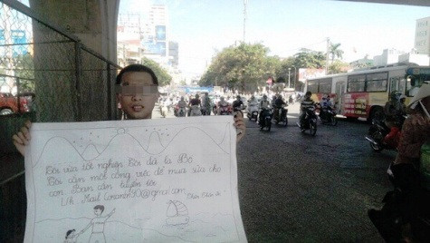 Sinh viên trưng biển xin việc, kiếm thu nhập "mua sữa cho con". (Ảnh: Báo Đời sống và Pháp luật) Sinh viên trưng biển xin việc, kiếm thu nhập "mua sữa cho con". (Ảnh: Báo Đời sống và Pháp luật)