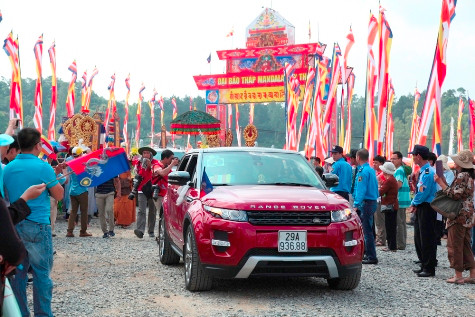 Nhiều phật tử, người dân chào đón Đức Pháp Vương Gyalwang Drukpa đến Đại Bảo Tháp Tây Thiên (ảnh: MINH TÂM)