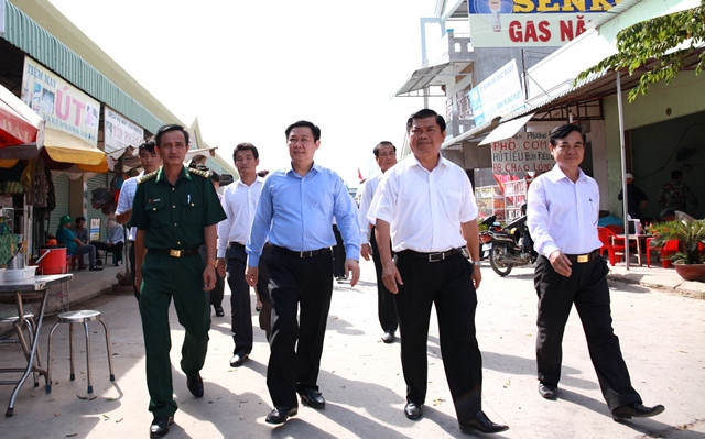 Đoàn công tác Ban Kinh tế Trung ương khảo sát tuyến biên giới đất liền tại thị xã Kiến Tường- Long An (ảnh:Thanh Liêm) Đoàn công tác Ban Kinh tế Trung ương khảo sát tuyến biên giới đất liền tại thị xã Kiến Tường- Long An (ảnh:Thanh Liêm)