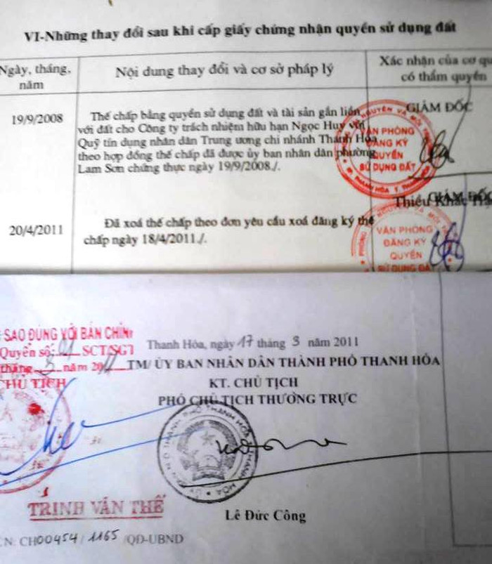 Ngày 17/3/2011, UBND thành phố Thanh Hóa cấp giấy chứng nhận (mới) BĐ 473979 chồng lên diện tích đã được cấp giấy chứng nhận trước đó. Trong khi đó giấy chứng nhận quyền sử (cũ) AG 725751 vẫn đang được thế chấp tại Quỹ tín dụng nhân dân Trung ương (ảnh: ĐỨC THIỆN). Ngày 17/3/2011, UBND thành phố Thanh Hóa cấp giấy chứng nhận (mới) BĐ 473979 chồng lên diện tích đã được cấp giấy chứng nhận trước đó. Trong khi đó giấy chứng nhận quyền sử (cũ) AG 725751 vẫn đang được thế chấp tại Quỹ tín dụng nhân dân Trung ương (ảnh: ĐỨC THIỆN).