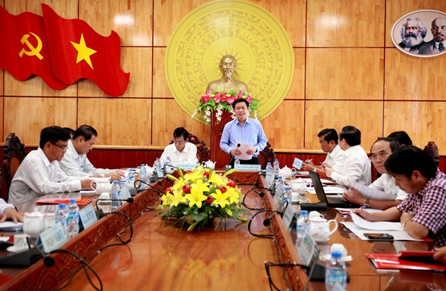 Trưởng Ban Kinh tế Trung ương Vương Đình Huệ làm việc với Tỉnh ủy Long An (ảnh: Thanh Liêm) Trưởng Ban Kinh tế Trung ương Vương Đình Huệ làm việc với Tỉnh ủy Long An (ảnh: Thanh Liêm)