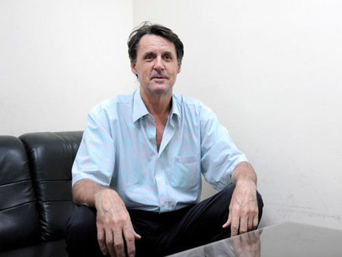 Ông Byron đến tòa soạn làm việc với phóng viên