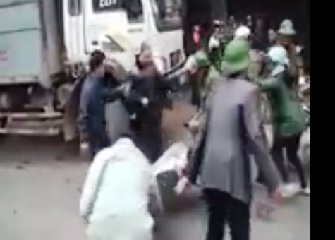 Lực lượng Công an xã Hà Long và người dân xảy ra va chạm (ảnh: TM) Lực lượng Công an xã Hà Long và người dân xảy ra va chạm (ảnh: TM)