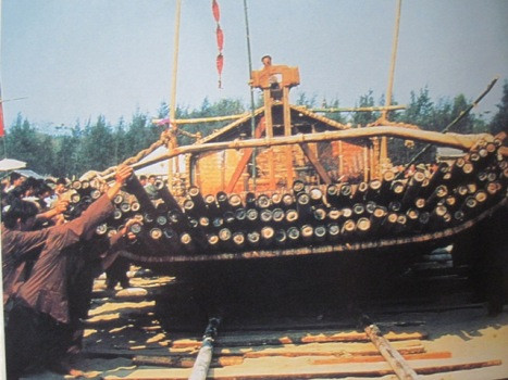 Để hoàn thành chiếc bè, 40 người dân Sầm Sơn đã làm cật lực cả ngày lẫn đêm trong nửa năm trời (ảnh tư liệu)