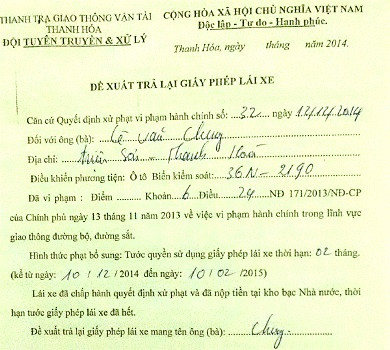 Đề xuất trả lại giấy phép lái xe không ghi rõ ngày, tháng của Thanh tra giao thông Thanh Hóa (ảnh: Văn Hải)