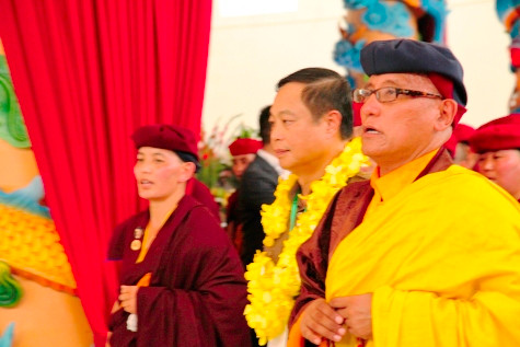 Đức Pháp Vương Gyalwang Drukpa cùng ông Phạm Dũng, Thứ trưởng Bộ Nội vụ, Trưởng ban Tôn giáo Chính phủ và các tăng ni, Phật tử lên Đại bảo tháp khai mở Mandala (ảnh: MINH TÂM)