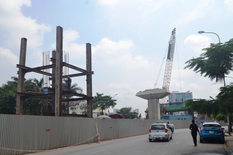 Một thiết bị cẩu khi thi công đường sắt Cát Linh - Hà Đông (ảnh: QUỐC TOẢN) Một thiết bị cẩu khi thi công đường sắt Cát Linh - Hà Đông (ảnh: QUỐC TOẢN)