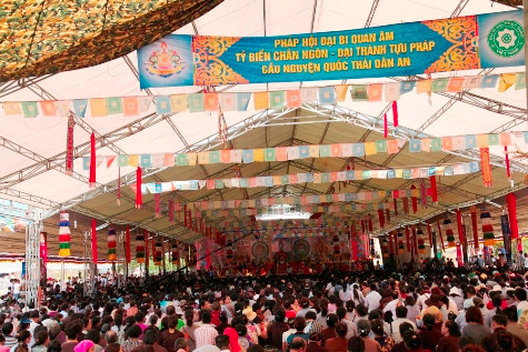 Hàng nghìn người khai đàn lễ hội tỷ biến chân ngôn (ảnh: MINH TÂM)