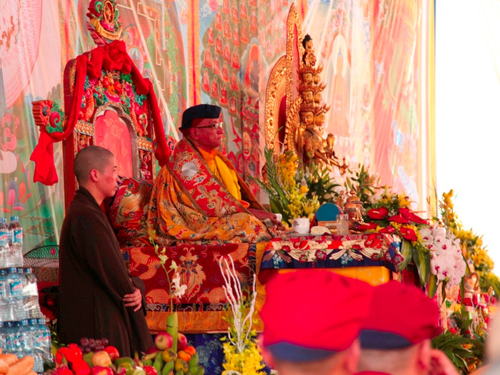 Đức Pháp Vương tĩnh tâm trì niệm câu chân ngôn an lành trong thời gian diễn ra pháp hội (ảnh: MINH TÂM)