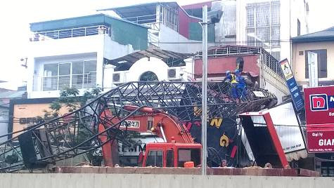 Lực lượng chức năng khẩn trương khắc phục sự cố (ảnh: Thụy Miên)