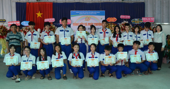 Học sinh nhận phần thưởng và chụp ảnh lưu niệm. GDVN_KV.jpg