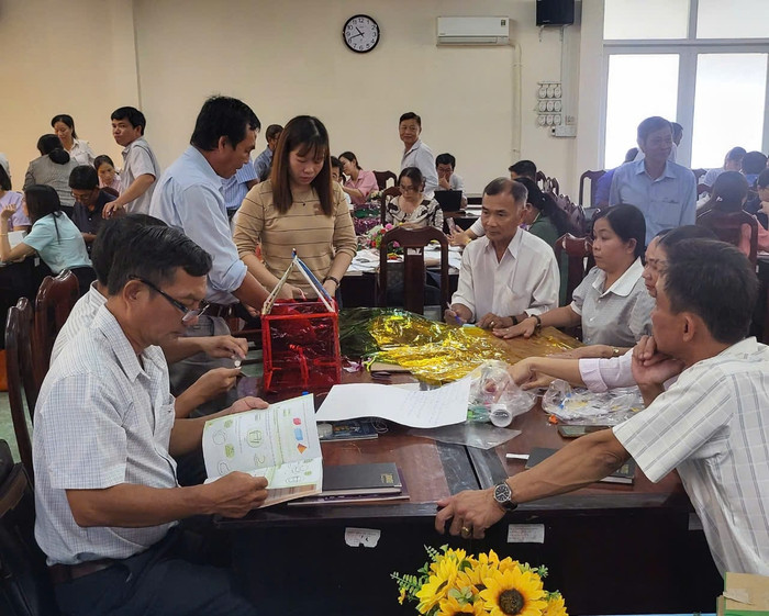 Cán bộ quản lý và giáo viên các nhà trường trao đổi, thảo luận. GDVN_KV.jpg