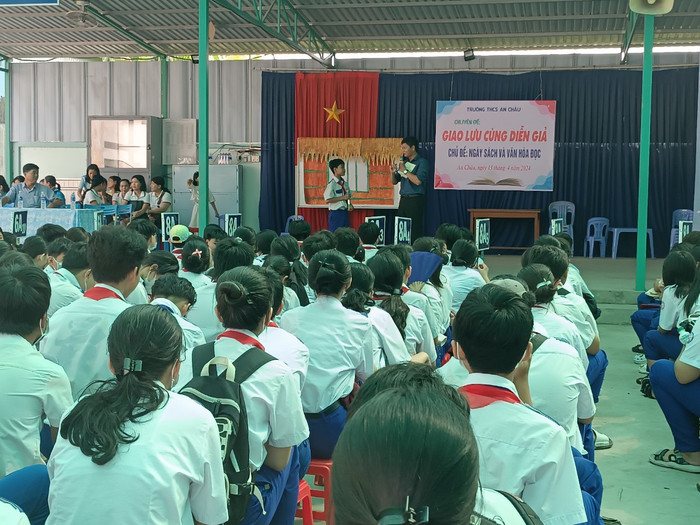 Học sinh đặt câu hỏi giao lưu với nhà văn Trương Chí Hùng. GDVN_K.V.jpg