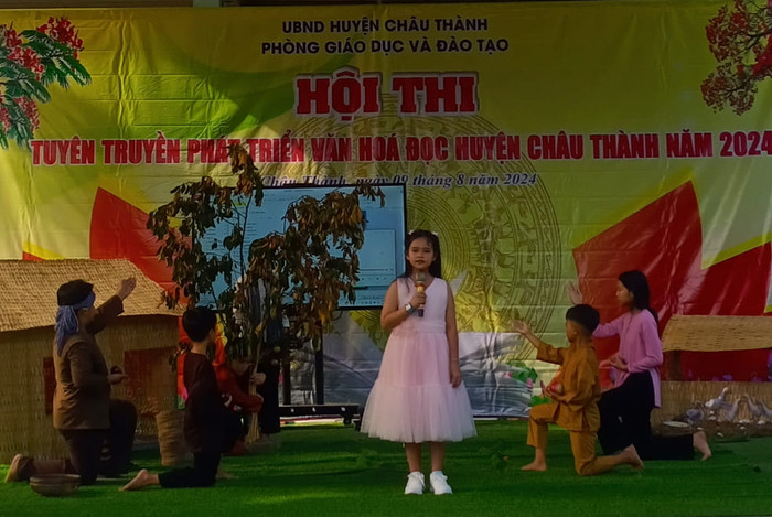 Tiết mục kể chuyện sách của học sinh. GDVN_N.V.K.jpg