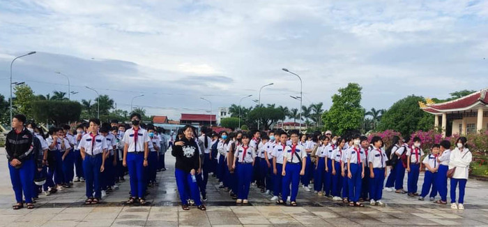Học sinh tập trung chuẩn bị viếng nghĩa trang liệt sĩ GDVN_K.V.jpg
