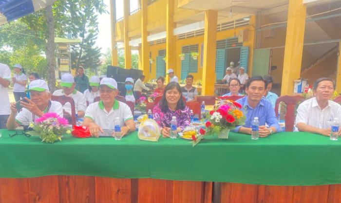 Lãnh đạo Phòng Giáo dục và Đào tạo cùng nhà tài trợ trong một lần trao tặng sách cho thư viện trường học gdvn-nk-9325.jpg