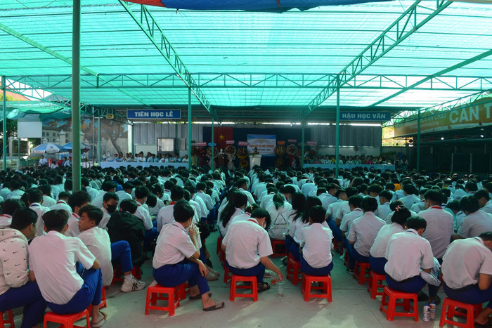 Đông đảo đại biểu, cán bộ, giáo viên, nhân viên và học sinh dự lễ Tổng kết năm học GDVN_KV.jpg