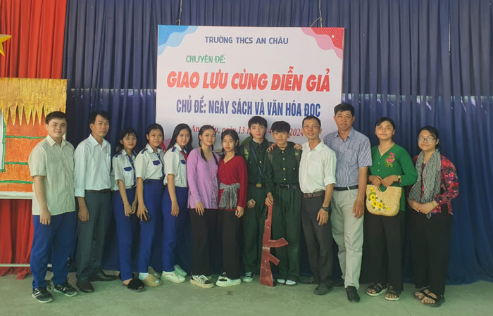 Các em học sinh chụp ảnh lưu niệm cùng giáo viên trong trường. GDVN_K.V.jpg