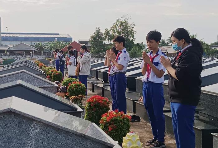 Học sinh viếng mộ liệt sĩ GDVN_K.V.jpg