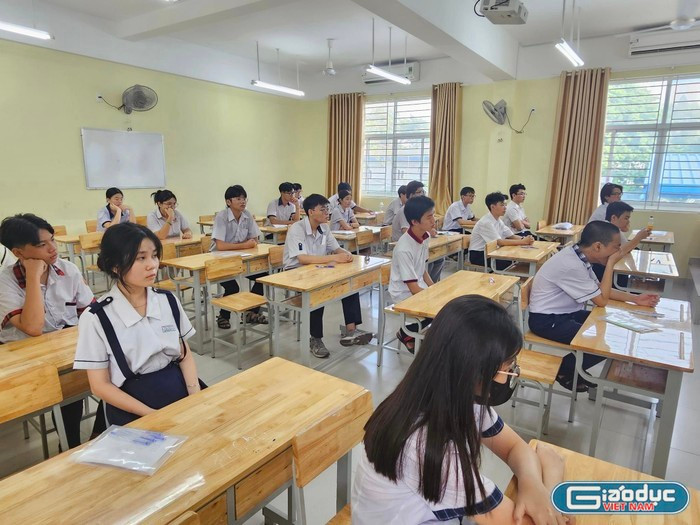 Dự kiến, phương thức thi tuyển gồm ba môn thi Toán, Ngữ văn và môn thi thứ ba được bốc thăm ngẫu nhiên trong số các môn còn lại của cấp trung học cơ sở. Ảnh: Việt Dũng. Dự kiến, phương thức thi tuyển gồm ba môn thi Toán, Ngữ văn và môn thi thứ ba được bốc thăm ngẫu nhiên trong số các môn còn lại của cấp trung học cơ sở. Ảnh: Việt Dũng.