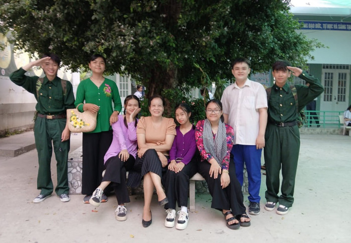 Cô giáo chủ nhiệm và các em tham gia tiết mục sân khấu hóa tác phẩm văn học. GDVN_K.V.jpg