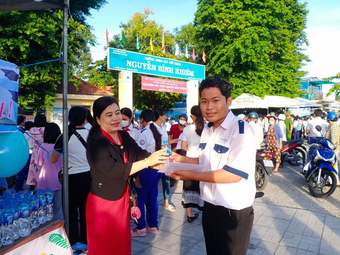 Học sinh nhận nước từ những thầy cô của mình (Ảnh: K.V) GDVN_KHÁNH VĂN.jpg