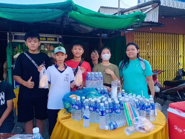 Giáo viên và học sinh lớp 8 chuẩn bị phát nước cho thí sinh. GDVN_KHÁNH VĂN.jpg