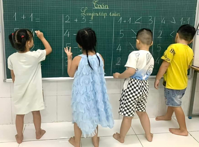 Nhiều trẻ được phụ huynh gửi vào các trung tâm gia sư trước khi vào lớp 1 (Ảnh của một trung tâm gia sư) 455675869_3709991862546400_8221225661271476457_n.jpg