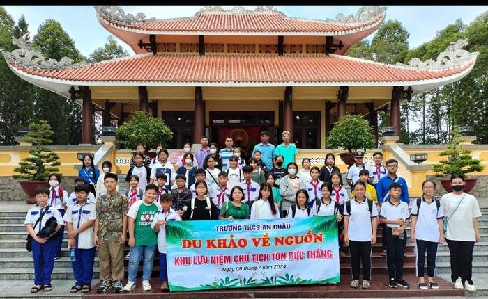 Giáo viên và học sinh chụp ảnh tại Khu lưu niệm Bác Tôn GDVN_K.V.jpg
