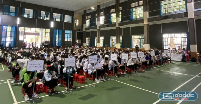 Học sinh các trường trung học cơ sở, trung học phổ thông trên địa bàn tỉnh Quảng Ninh lắng nghe chia sẻ của chuyên gia tại ngày hội tư vấn tuyển sinh giáo dục nghề nghiệp. (Ảnh: Phạm Linh) gdvn-tu-van-tuyen-sinh-4686.jpg