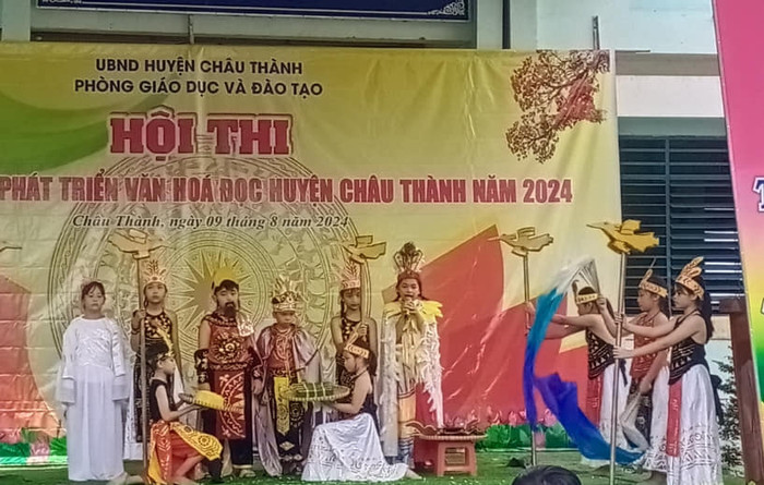 Một tiết mục biểu diễn của học sinh Tiểu học. GDVN_N.V.V.jpg