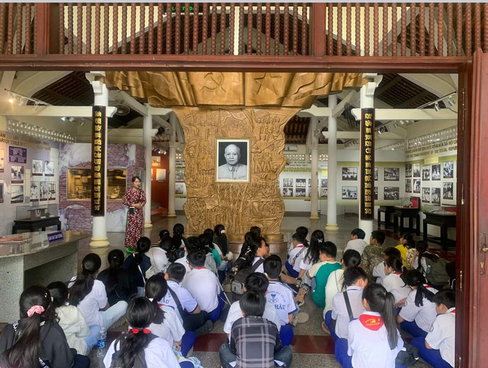Học sinh lắng nghe giới thiệu về cuộc đời và sự nghiệp hoạt động cách mạng của Bác Tôn GDVN_K.V.jpg