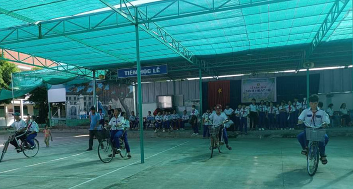 Học sinh tham gia trò chơi tại sân trường GDVN_K.V.jpg